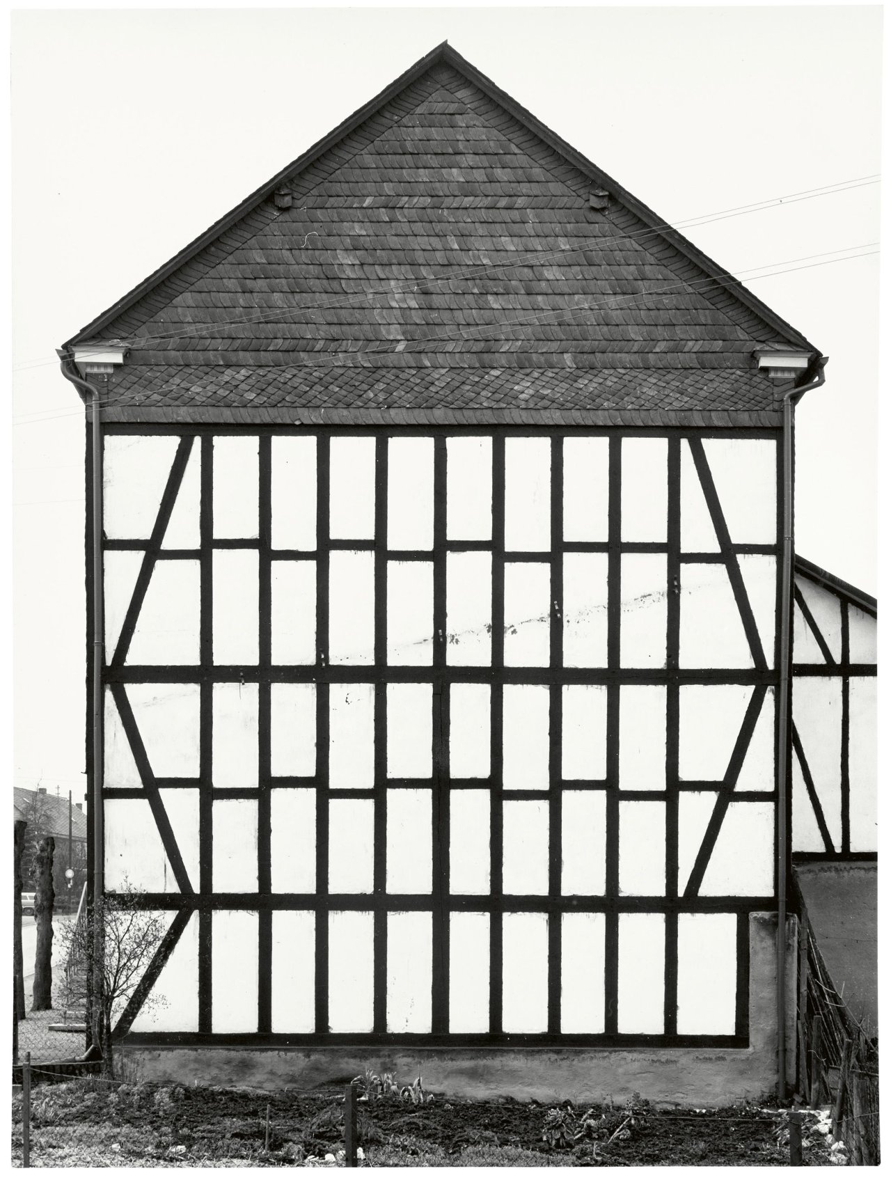Auf diesem Bild ist das folgende Kunstwerk zu sehen: Bernd und Hilla Becher (Siegen 1931 - 2007 Rostock / Potsdam 1934 - 2015 Düsseldorf). Fachwerkhaus, Wildener Straße 7, Salchendorf. 1961.