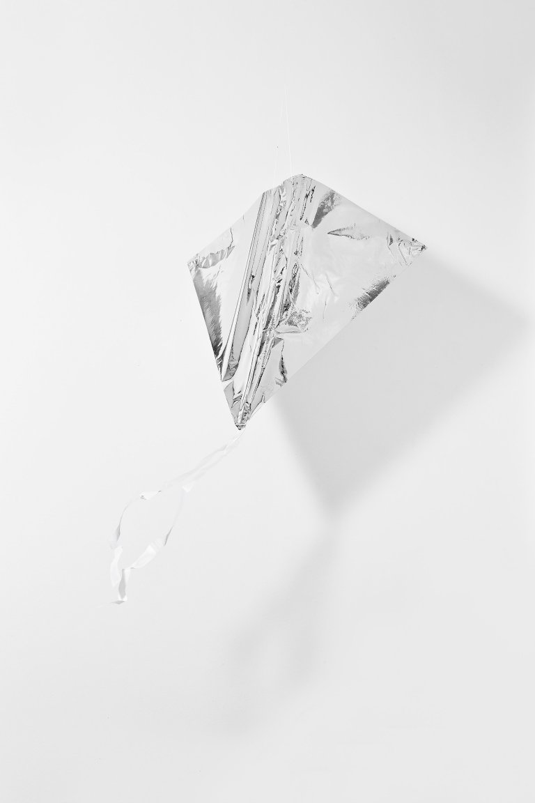 Auf diesem Bild ist das folgende Kunstwerk zu sehen: Doug Aitken. „Decrease the Mass and Run Like Hell“. 1999.