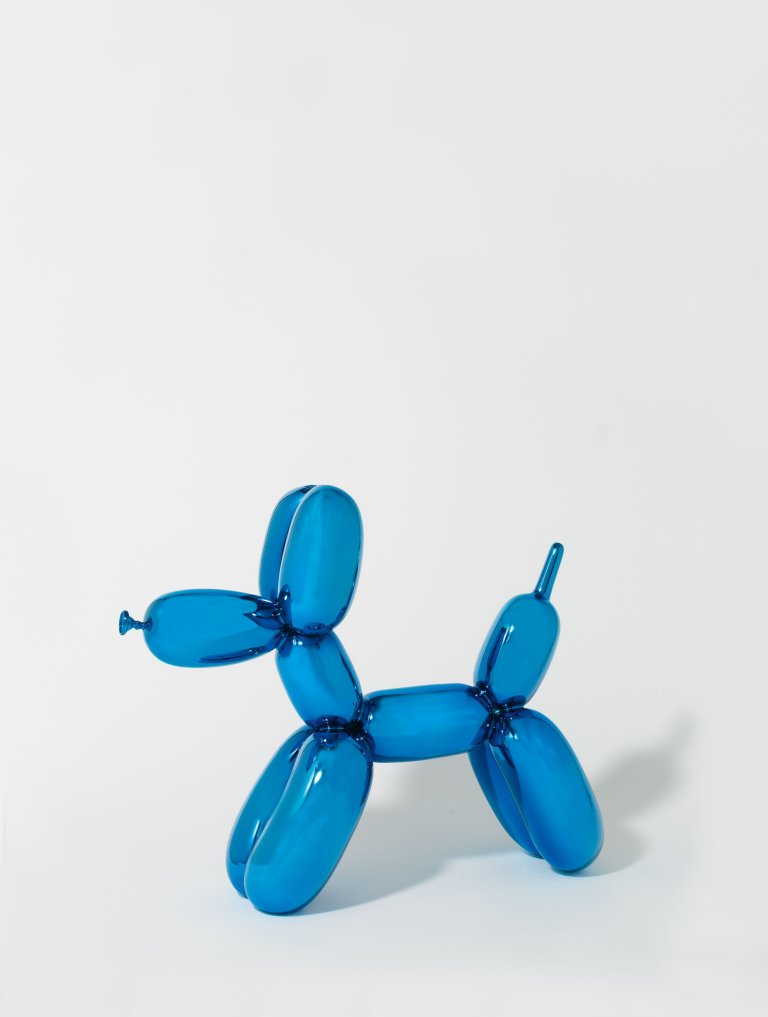 Auf diesem Bild ist das folgende Kunstwerk zu sehen: Jeff Koons. „Balloon Dog (Blue)“. 2021.