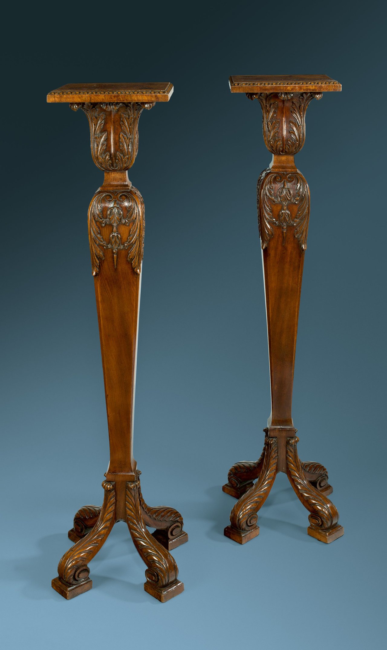 Auf diesem Bild ist das folgende Kunstwerk zu sehen: In der Art des William Kent. Paar Torchéren. Um 1720/30.