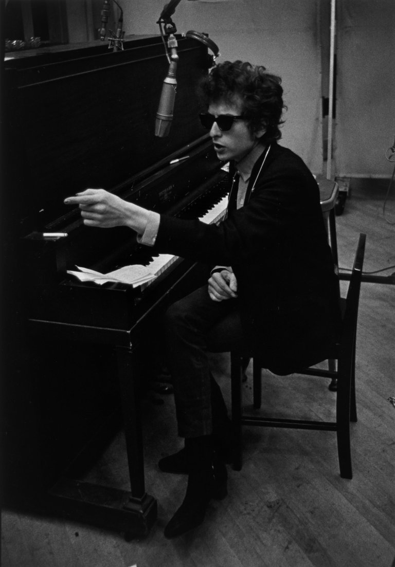 Auf diesem Bild ist das folgende Kunstwerk zu sehen: W. Eugene Smith. Bob Dylan at Piano, New York. 1965.