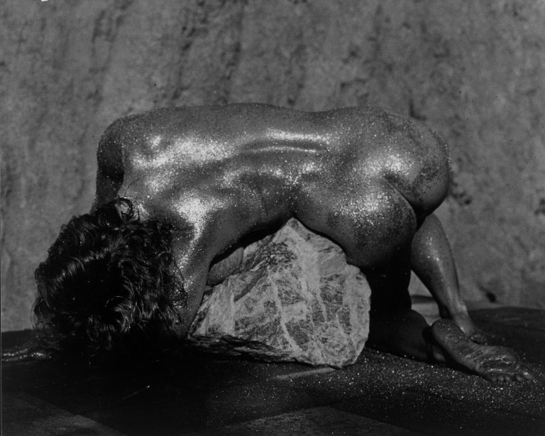 Auf diesem Bild ist das folgende Kunstwerk zu sehen: André de Dienes. Nude. Um 1950.