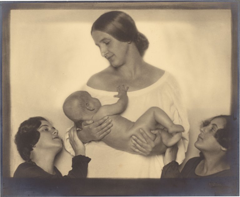 Auf diesem Bild ist das folgende Kunstwerk zu sehen: Rudolf Koppitz. Mutter und Kind. 1925.