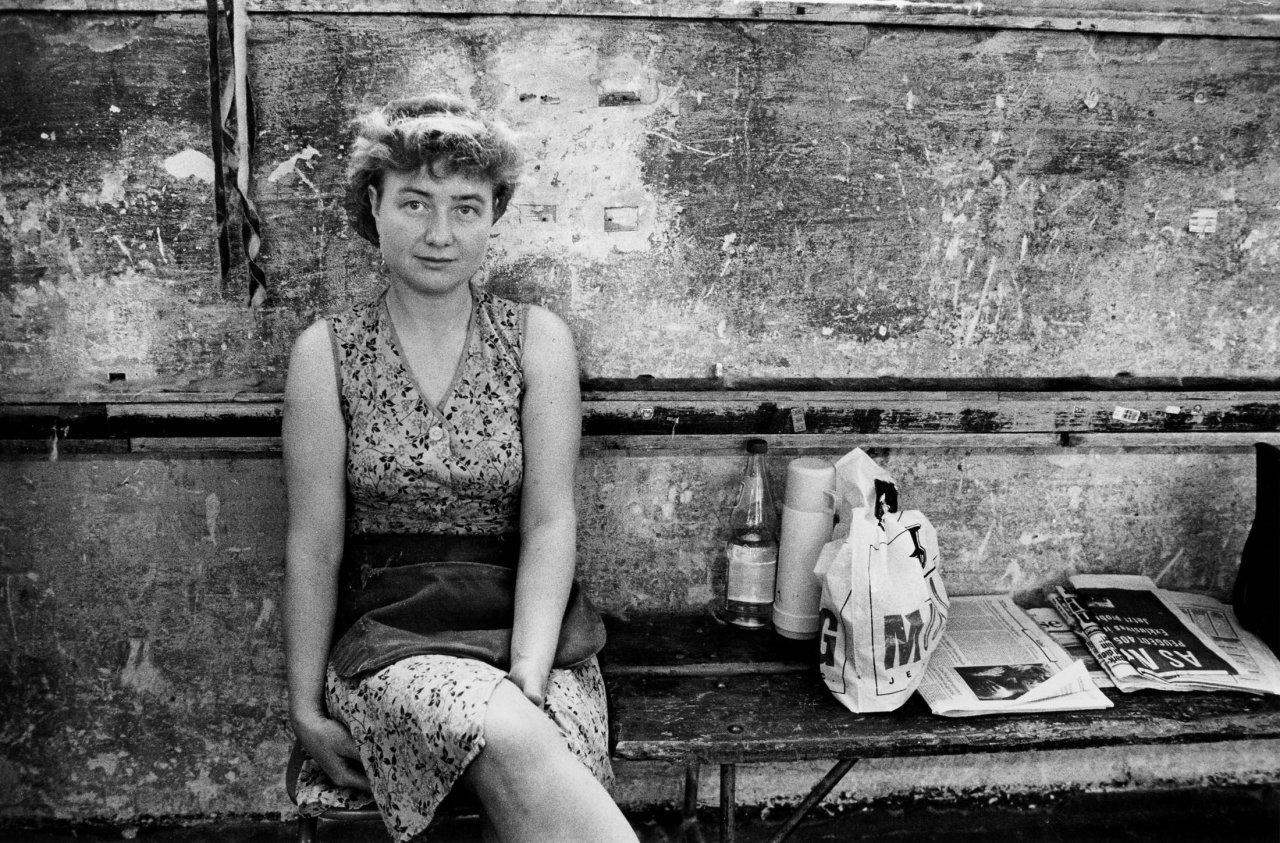 Auf diesem Bild ist das folgende Kunstwerk zu sehen: Sibylle Bergemann. Ohne Titel, aus der Serie „Verliererinnen der Einheit“. 1992.