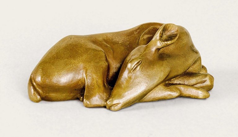 Auf diesem Bild ist das folgende Kunstwerk zu sehen: Renée Sintenis. „Schlafendes Reh“. 1931.