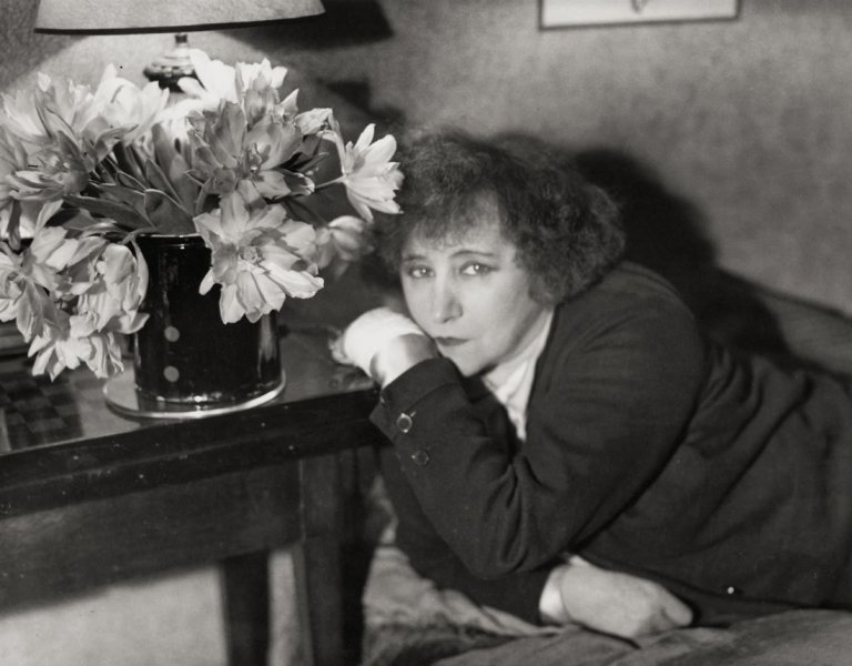 Auf diesem Bild ist das folgende Kunstwerk zu sehen: André  Kertész. Colette. 1930.