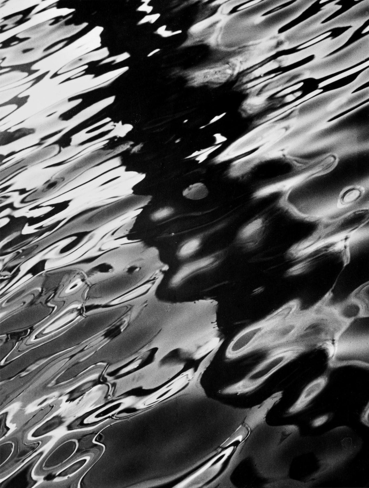 Auf diesem Bild ist das folgende Kunstwerk zu sehen: Siegfried Lauterwasser. Wasserspiegelung (fotoform). Um 1950.