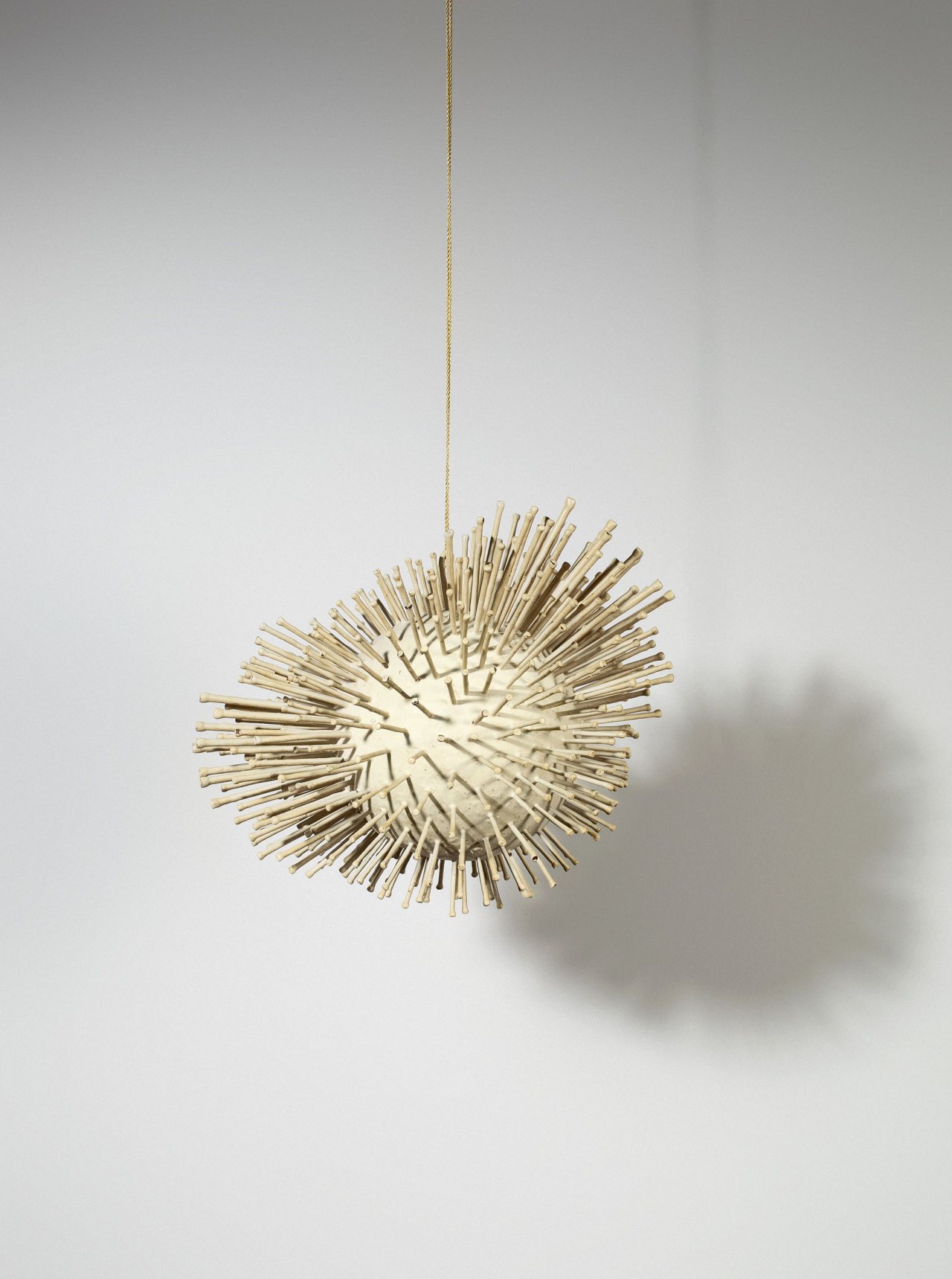 Auf diesem Bild ist das folgende Kunstwerk zu sehen: Günther Uecker. Lichtkugel. 1965.