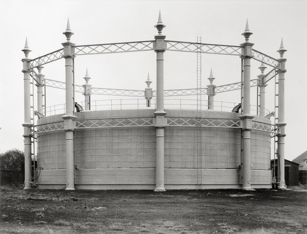 Auf diesem Bild ist das folgende Kunstwerk zu sehen: Bernd und Hilla Becher (Siegen 1931 - 2007 Rostock / Potsdam 1934 - 2015 Düsseldorf). „Gasbehälter in Tyldesley bei Manchester“. 1966.