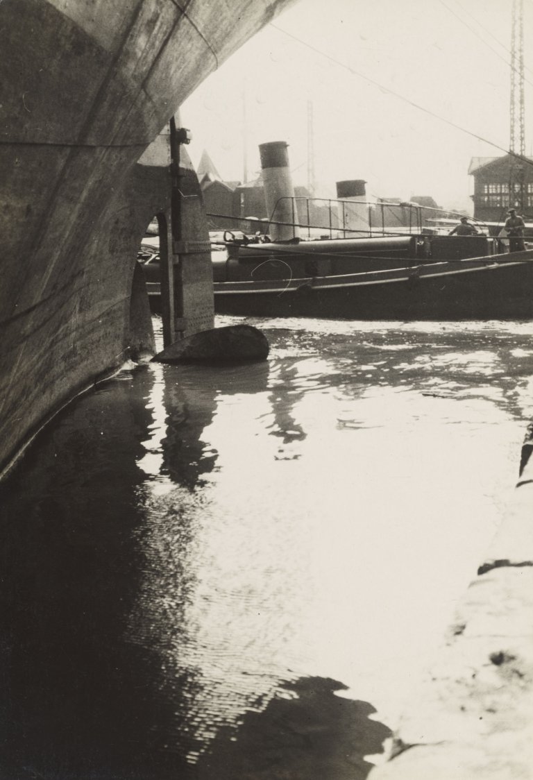 Auf diesem Bild ist das folgende Kunstwerk zu sehen: Germaine Krull. Des reflets d'eau. Um 1928.