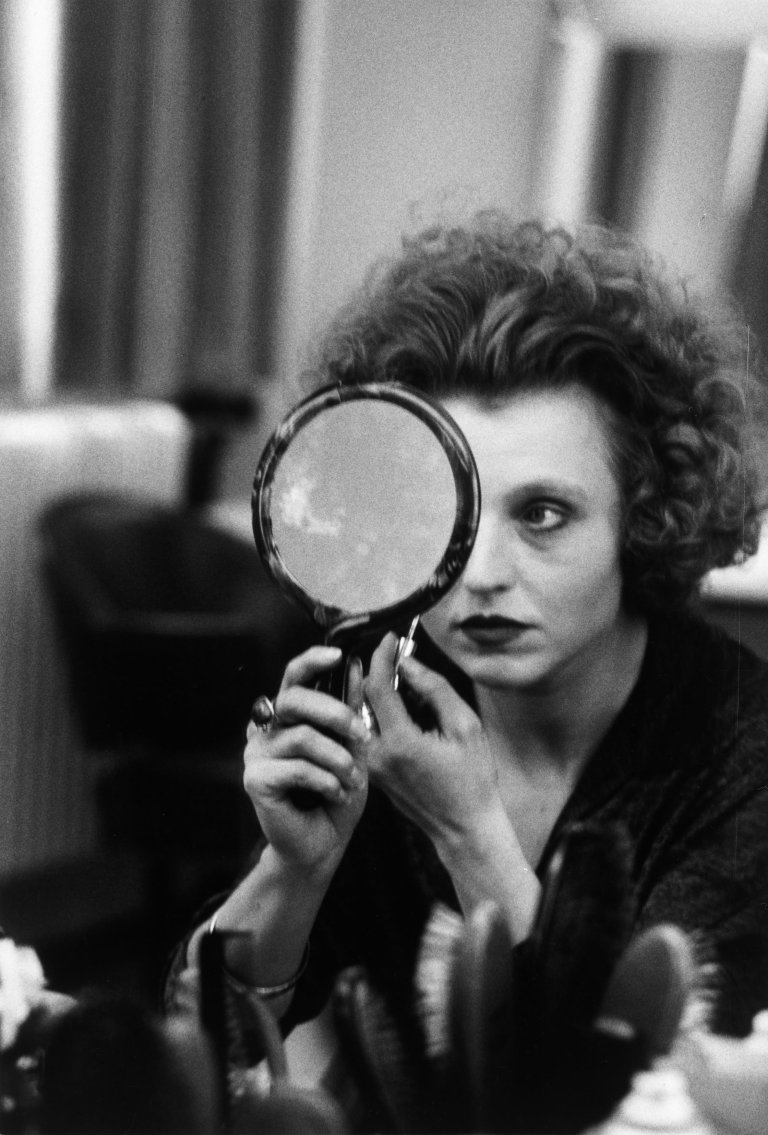 Auf diesem Bild ist das folgende Kunstwerk zu sehen: Alfred Eisenstaedt. Hanna Schygulla beim Make-up am Set von „Berlin Alexanderplatz“ von Rainer Werner Fassbinder, München. 1980.