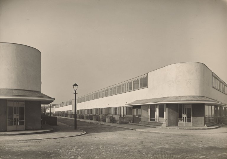 Auf diesem Bild ist das folgende Kunstwerk zu sehen: Evert Marinus van Ojen. Wohnsiedlung De Kiefhoeck in Rotterdam (1928–1930). Architekt: J.J.P. Oud. 1930.