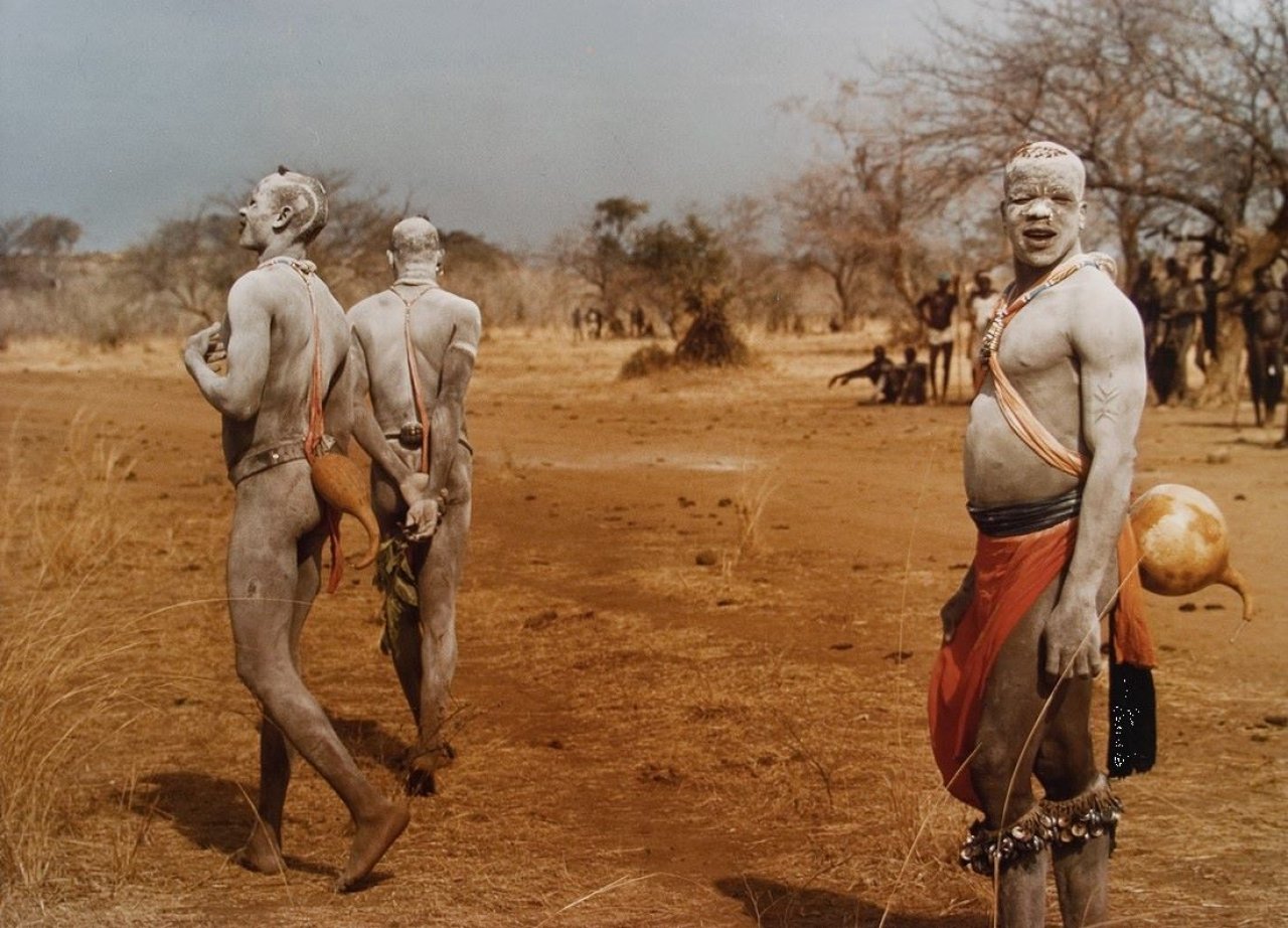 Auf diesem Bild ist das folgende Kunstwerk zu sehen: Leni Riefenstahl. Nuba-Ringkämpfer vom Stamm der Masakin-Qisar. 1962–1964.