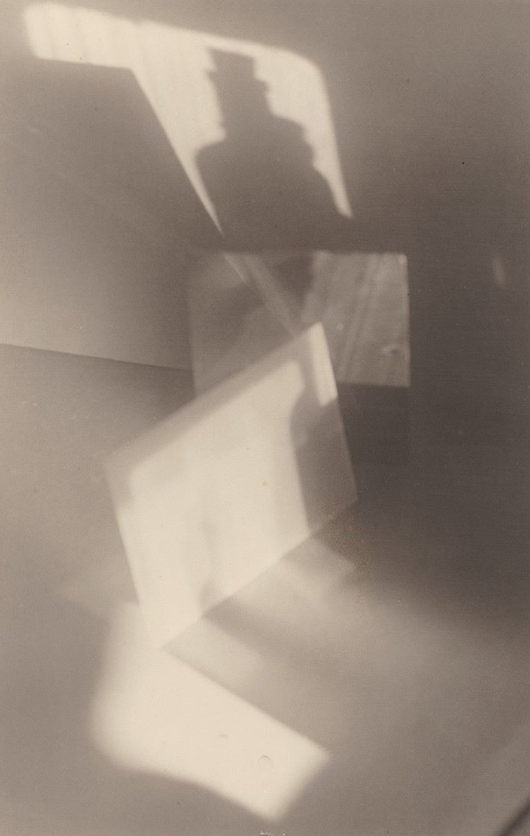 Auf diesem Bild ist das folgende Kunstwerk zu sehen: Jaromír Funke. Komposition mit Flasche.  Um 1925.