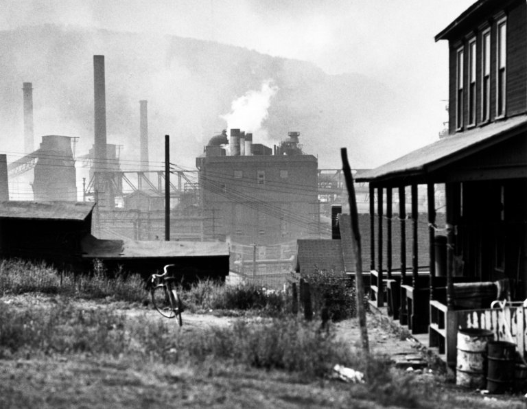 Auf diesem Bild ist das folgende Kunstwerk zu sehen: Walker Evans. Johnstown, Pennsylvania. 1962.
