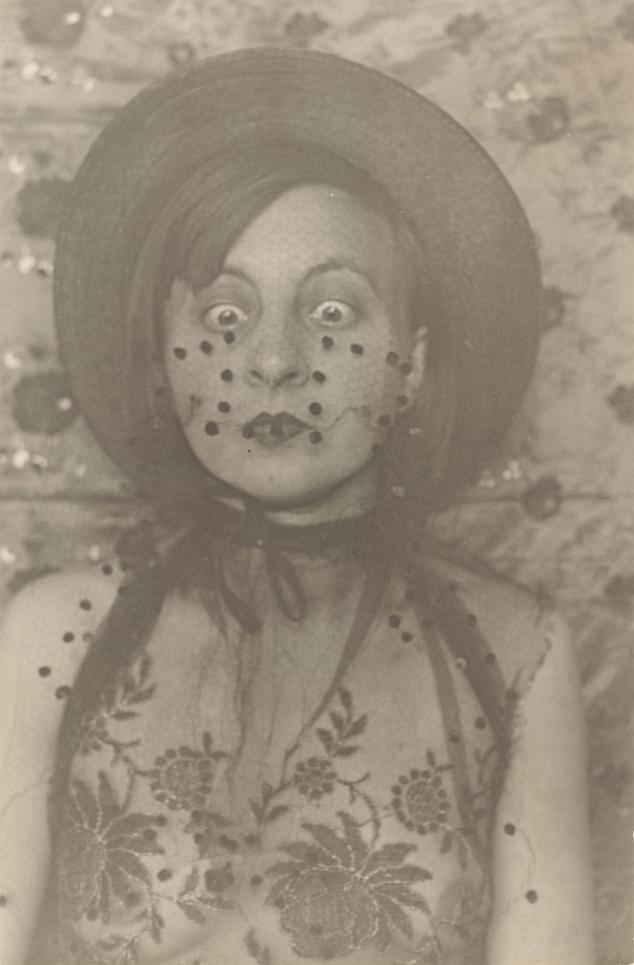 Auf diesem Bild ist das folgende Kunstwerk zu sehen: Gertrud Arndt. Maskenselbstbildnis Nr. 39 A, Dessau. 1929/30.