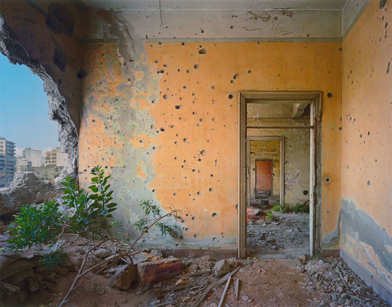 Auf diesem Bild ist das folgende Kunstwerk zu sehen: Robert Polidori. Doorway, Samir Geagea Headquarters, Beirut, Lebanon. 1996.
