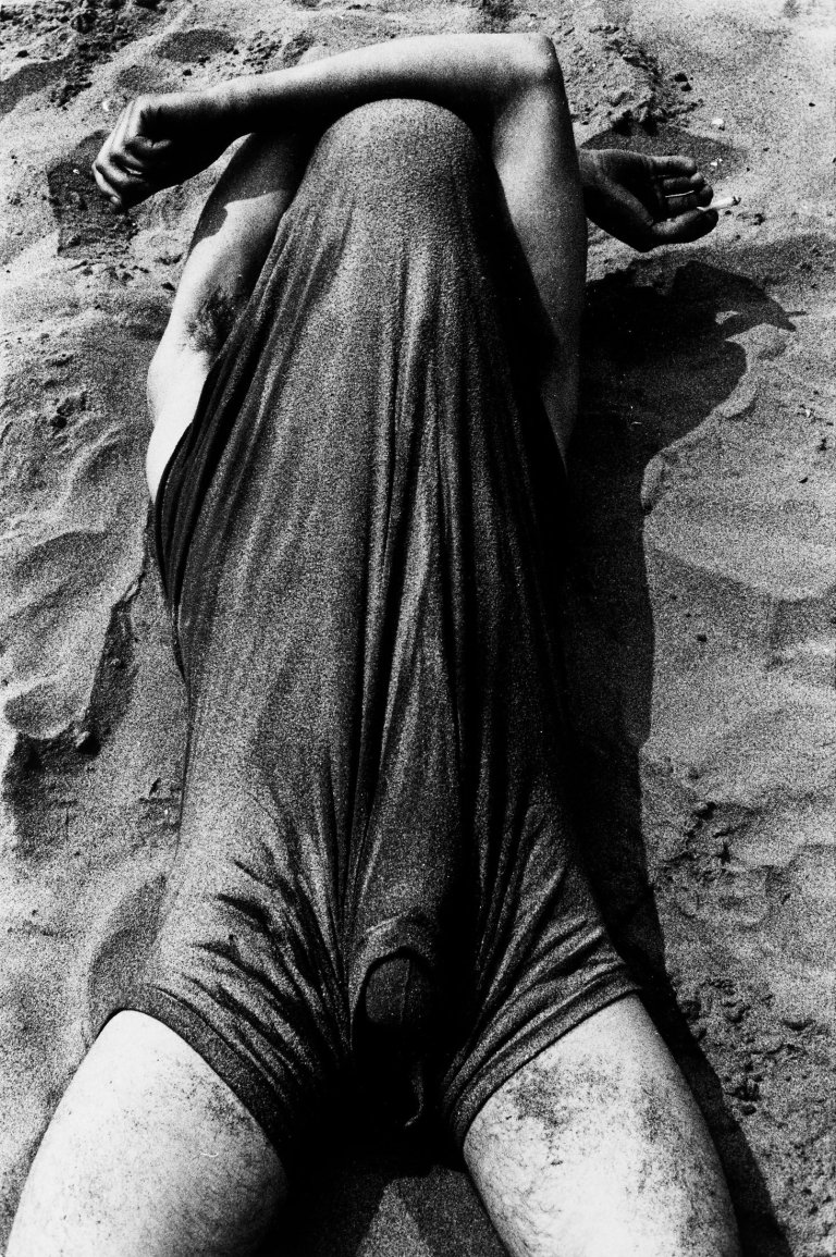 Auf diesem Bild ist das folgende Kunstwerk zu sehen: Will McBride. „Roland im Hemd, Viareggio, Italien“. 1975.