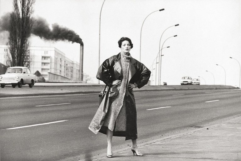 Auf diesem Bild ist das folgende Kunstwerk zu sehen: Sibylle Bergemann. „Birgit, Berlin“. 1984.