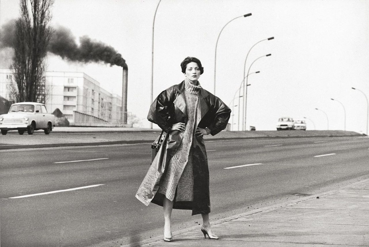 Auf diesem Bild ist das folgende Kunstwerk zu sehen: Sibylle Bergemann. „Birgit, Berlin“. 1984.