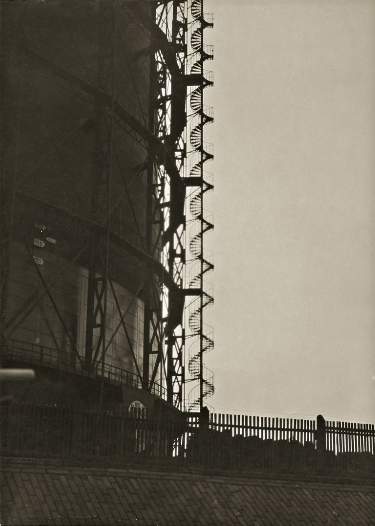 Auf diesem Bild ist das folgende Kunstwerk zu sehen: Emil Otto Hoppé. Berlin, Gasbehälter. 1927–1930.