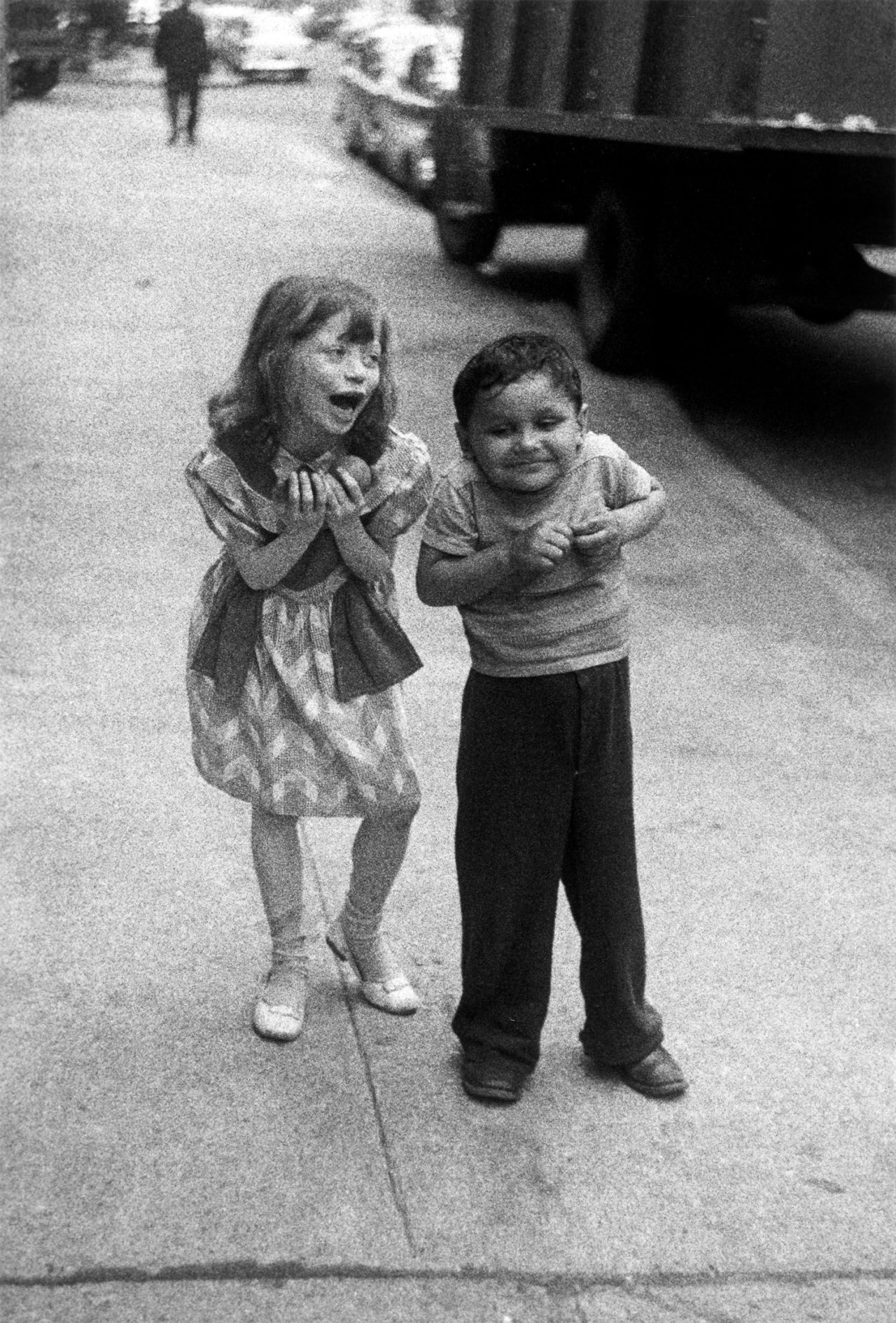 Auf diesem Bild ist das folgende Kunstwerk zu sehen: Diane Arbus. „Child teasing another, N.Y.C.“. 1960.