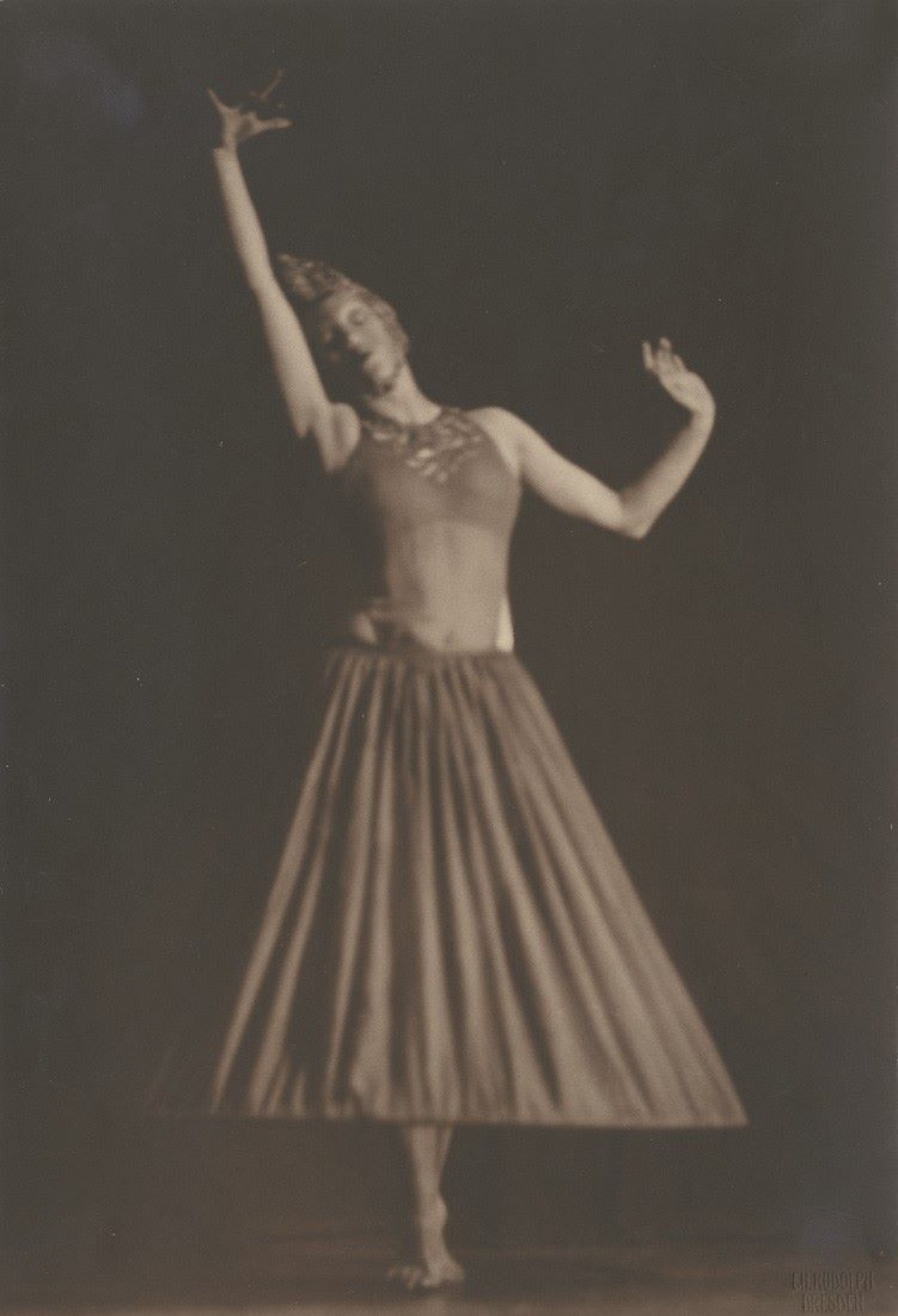 Auf diesem Bild ist das folgende Kunstwerk zu sehen: Charlotte Rudolph. Zeremonielle Gestalt, Mary Wigman. 1925.