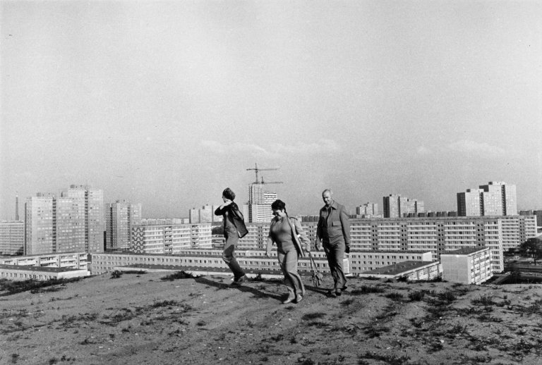 Auf diesem Bild ist das folgende Kunstwerk zu sehen: Sibylle Bergemann. „Berlin“ (Spaziergang im Volkspark Prenzlauer Berg). 1978.
