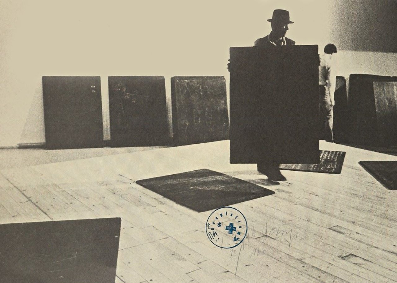 Auf diesem Bild ist das folgende Kunstwerk zu sehen: Joseph Beuys. „Aufbau“. 1977.