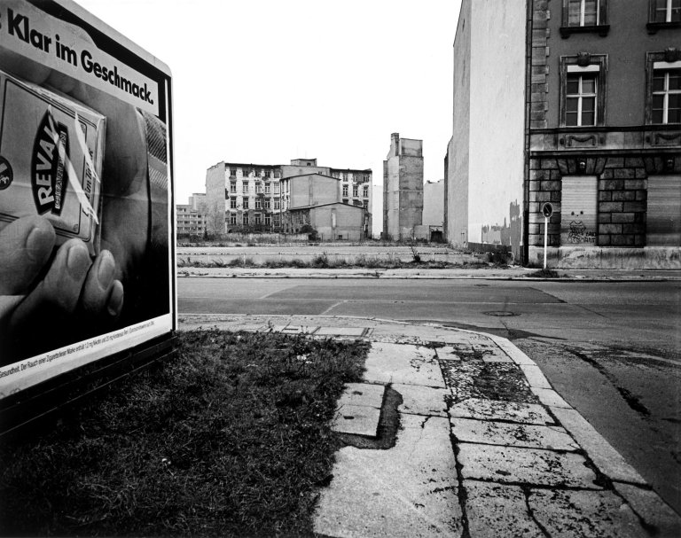 Auf diesem Bild ist das folgende Kunstwerk zu sehen: Thomas Lüttge. „Klar im Geschmack“, West Berlin. 1983.