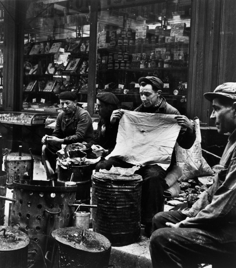 Auf diesem Bild ist das folgende Kunstwerk zu sehen: Robert Doisneau. „Le Déjeuner Rue du Temple“. 1953.