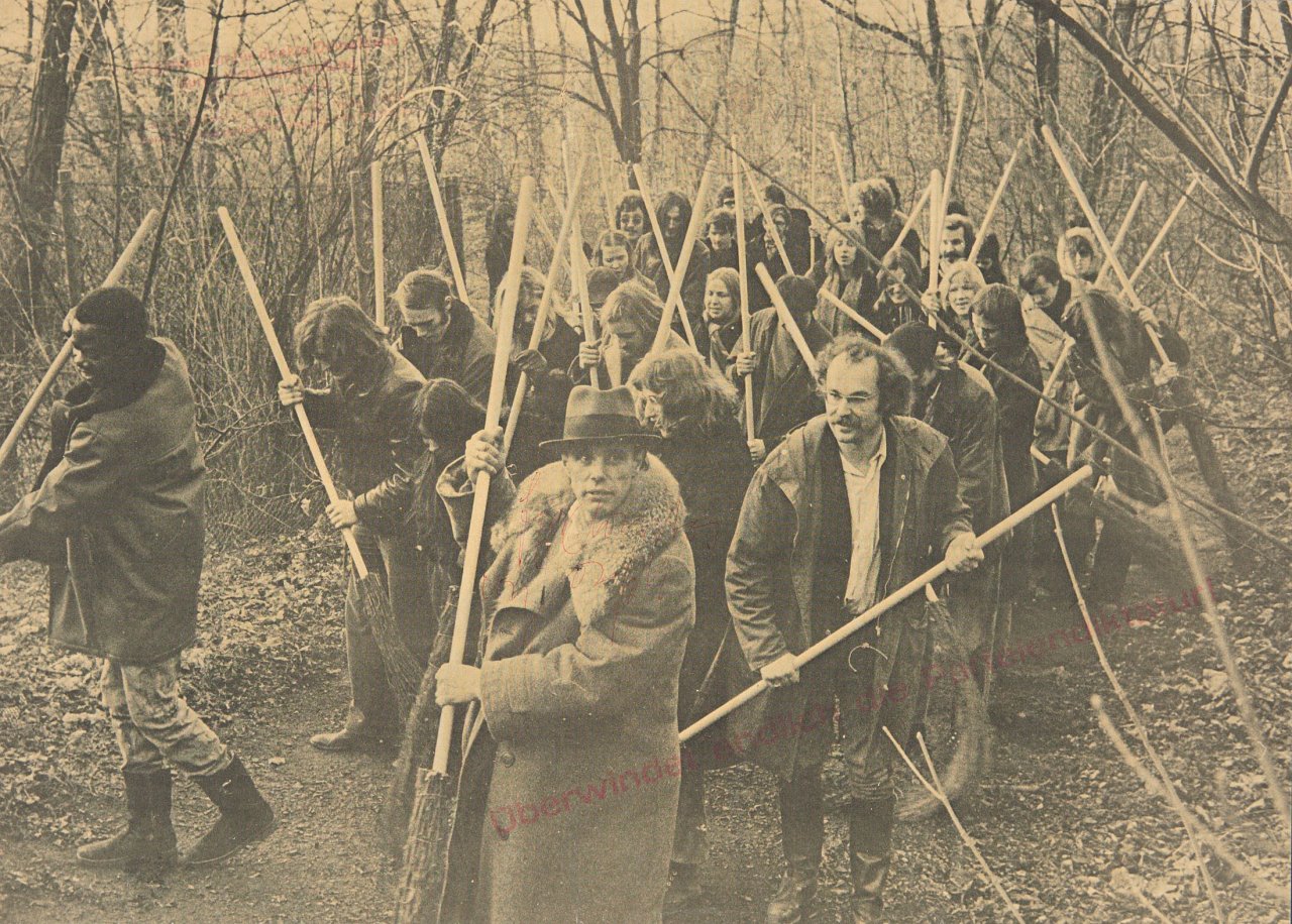 Auf diesem Bild ist das folgende Kunstwerk zu sehen: Joseph Beuys. „Rettet den Wald“. 1972.