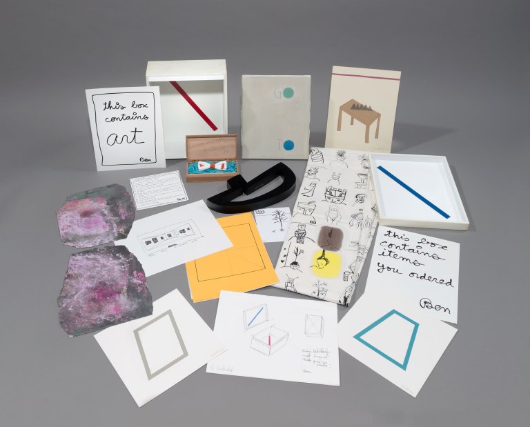 Auf diesem Bild ist das folgende Kunstwerk zu sehen:  Mappenwerk. „this box contains items you ordered“. 1986/87.