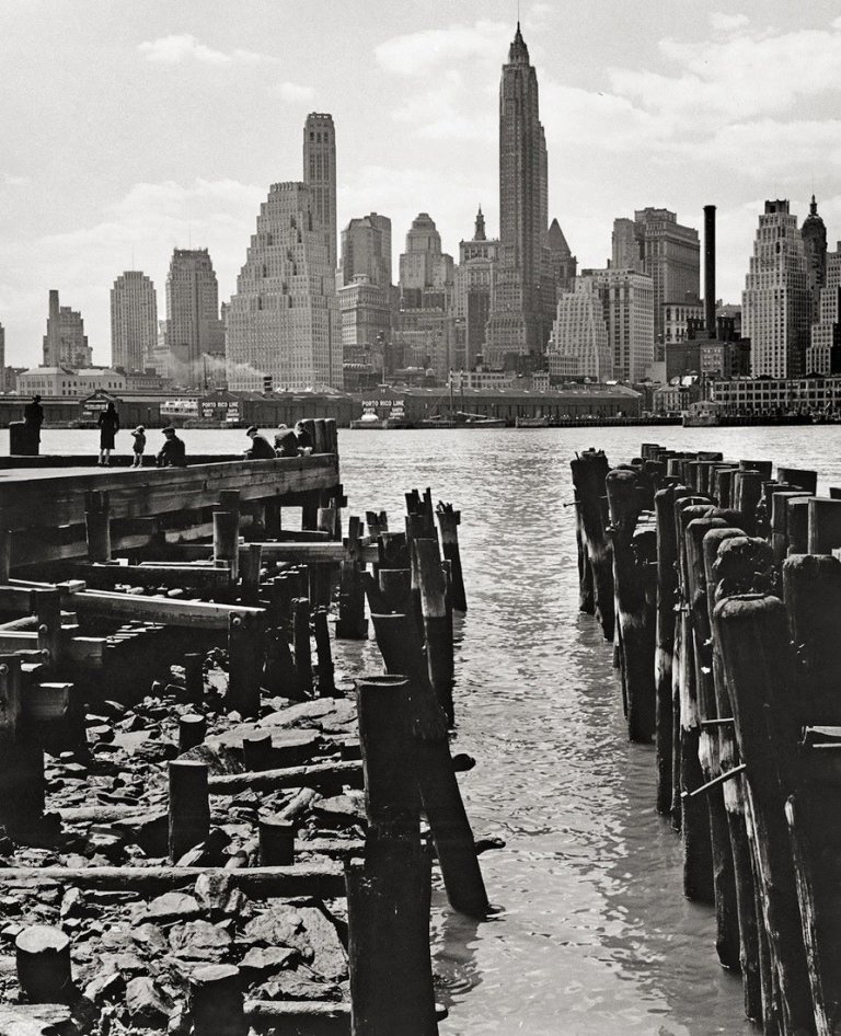 Auf diesem Bild ist das folgende Kunstwerk zu sehen: Andreas Feininger. Lower Manhattan seen from Brooklyn, New York. 1940.
