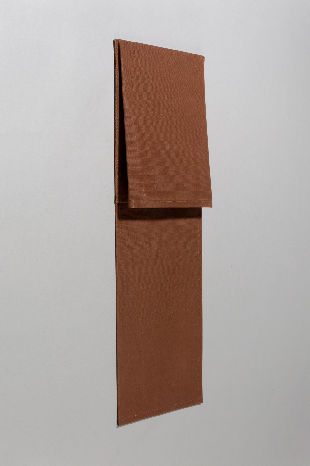 Auf diesem Bild ist das folgende Kunstwerk zu sehen: Franz Erhard Walther. „SOCKEL. Hand und Arm unten“ (Genähtes Werkstück). 1969.