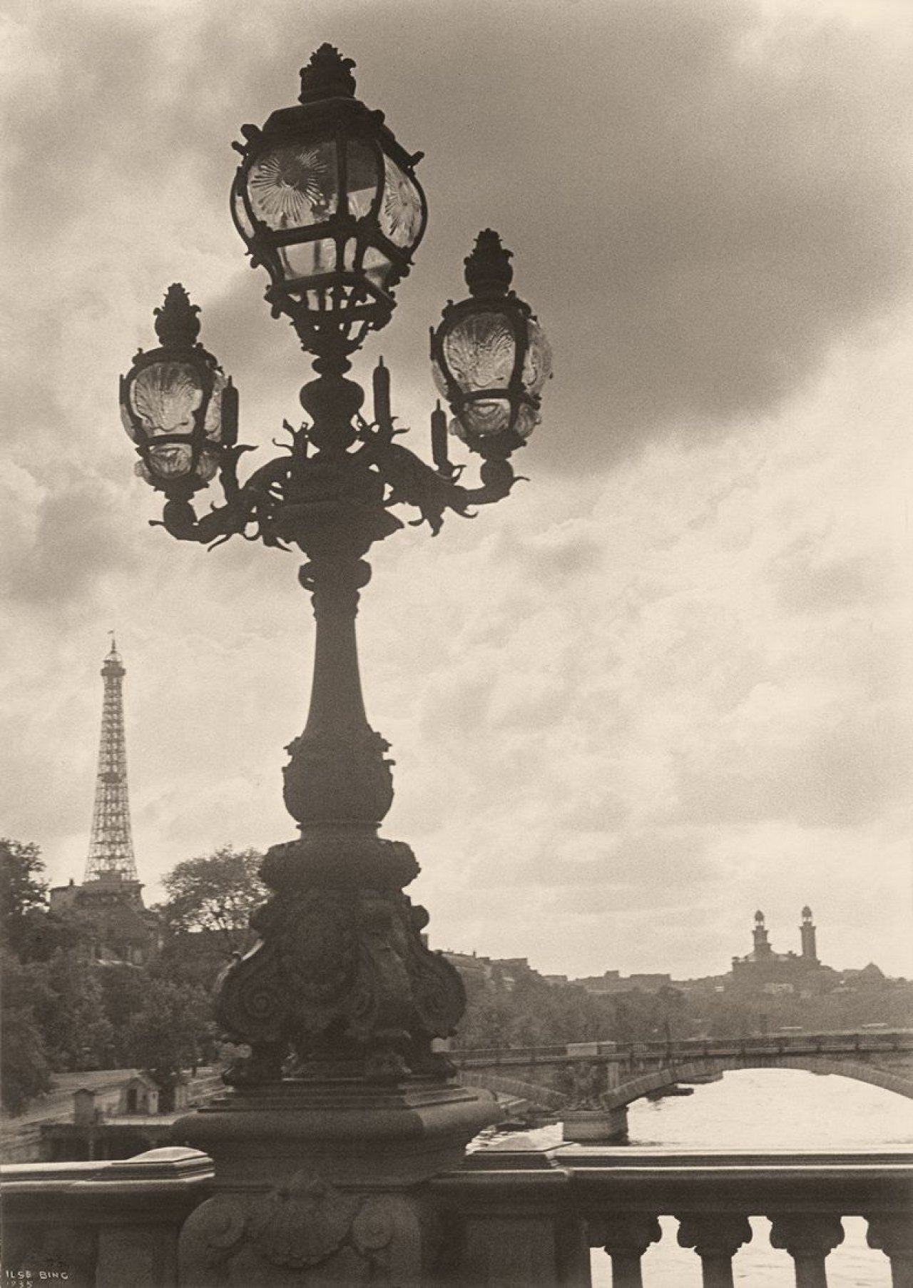 Auf diesem Bild ist das folgende Kunstwerk zu sehen: Ilse Bing. Ohne Titel (Paris, Blick vom Pont Alexandre III). 1935.