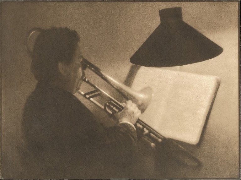 Auf diesem Bild ist das folgende Kunstwerk zu sehen: Heinrich Kühn. Posaunist.  Um 1908.