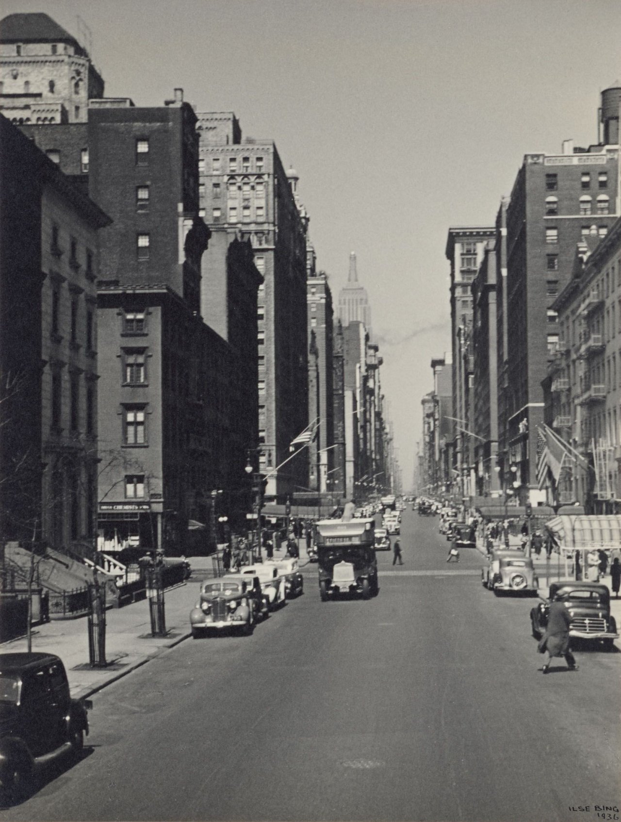 Auf diesem Bild ist das folgende Kunstwerk zu sehen: Ilse Bing. Fifth Avenue, New York. 1936.
