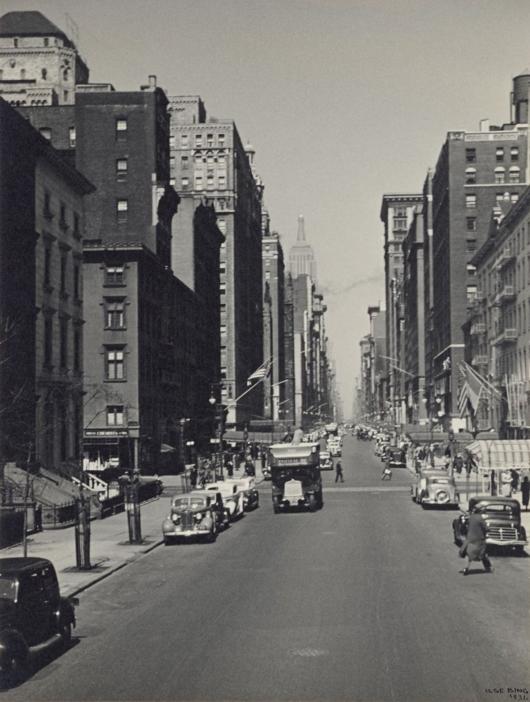 Auf diesem Bild ist das folgende Kunstwerk zu sehen: Ilse Bing. Fifth Avenue, New York. 1936.