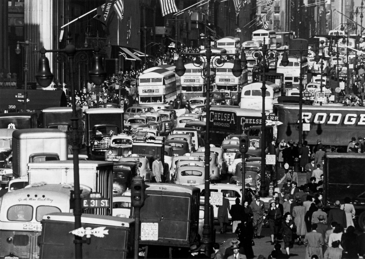 This picture shows the following artwork: Andreas Feininger. Rush Hour on 5th Avenue, New York. 1950.