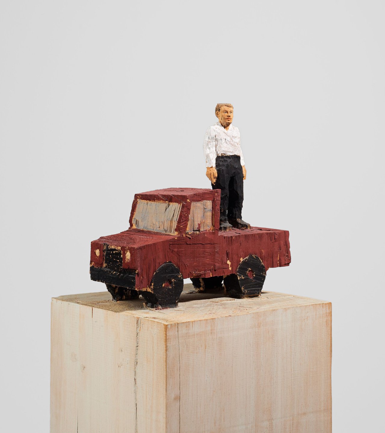 Auf diesem Bild ist das folgende Kunstwerk zu sehen: Stephan Balkenhol. Mann mit Transportwagen. 1999.
