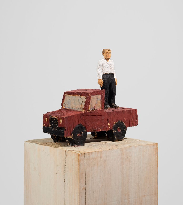 Auf diesem Bild ist das folgende Kunstwerk zu sehen: Stephan Balkenhol. Mann mit Transportwagen. 1999.