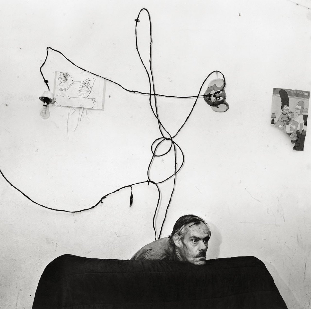 Auf diesem Bild ist das folgende Kunstwerk zu sehen: Roger Ballen. „Head below wires“. 1999.