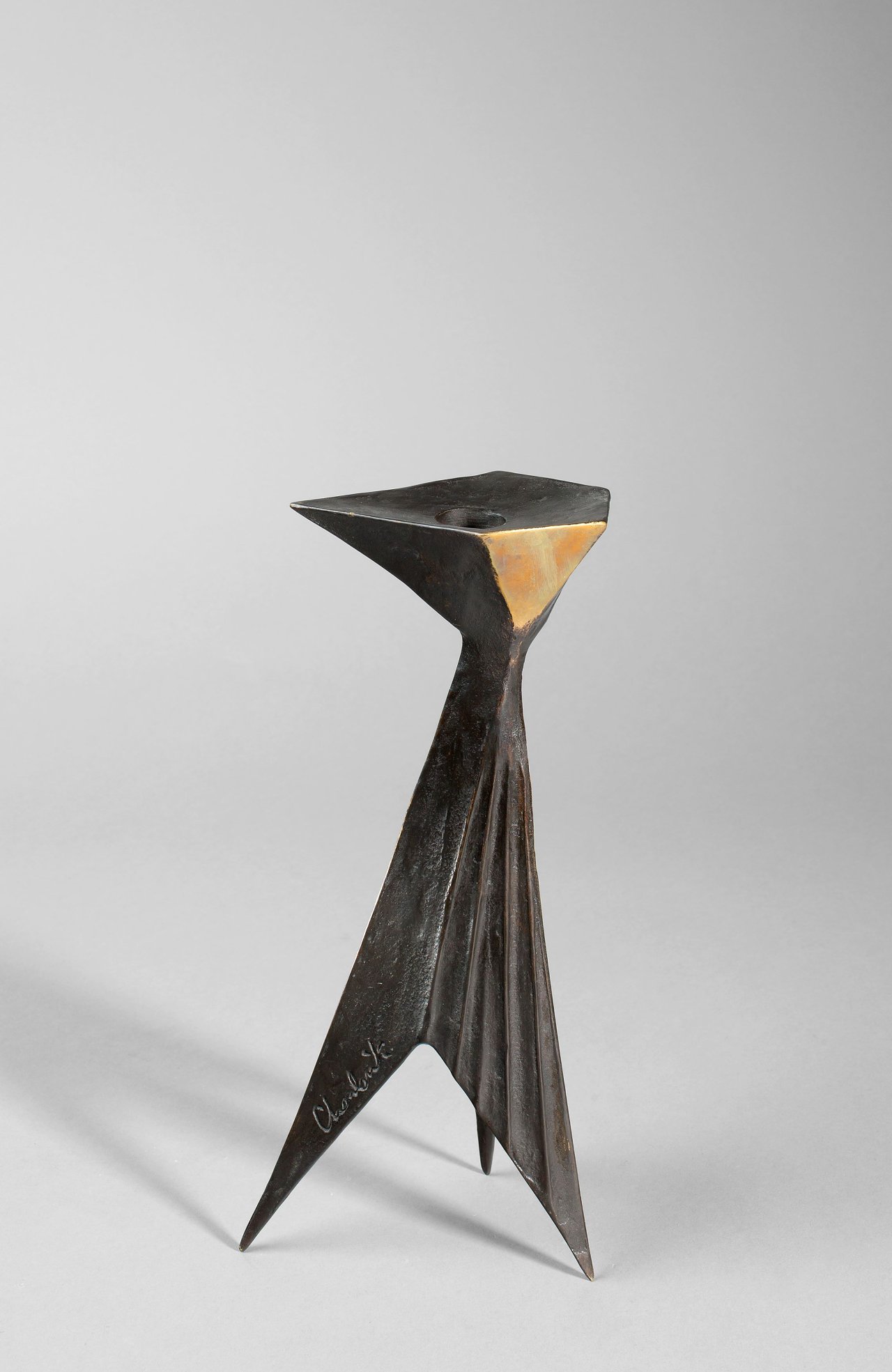 Auf diesem Bild ist das folgende Kunstwerk zu sehen: Lynn Chadwick. „Single Candle Holder“. 1986/2007.