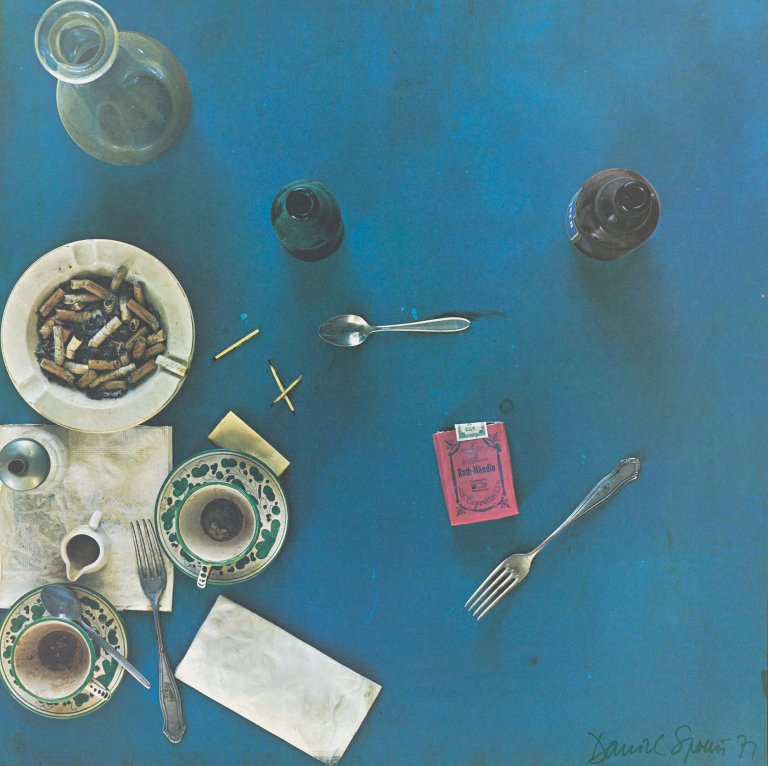 Auf diesem Bild ist das folgende Kunstwerk zu sehen: Daniel Spoerri. „Fallenbild Tableau Piège“. 1971.