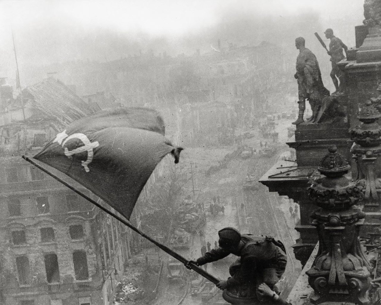 Catalog image of Auf dem Berliner Reichstag, 2. Mai 1945.