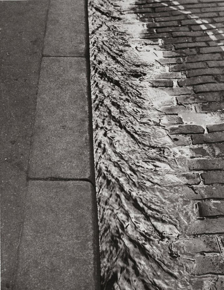 Auf diesem Bild ist das folgende Kunstwerk zu sehen: André  Kertész. Paris. 1929.