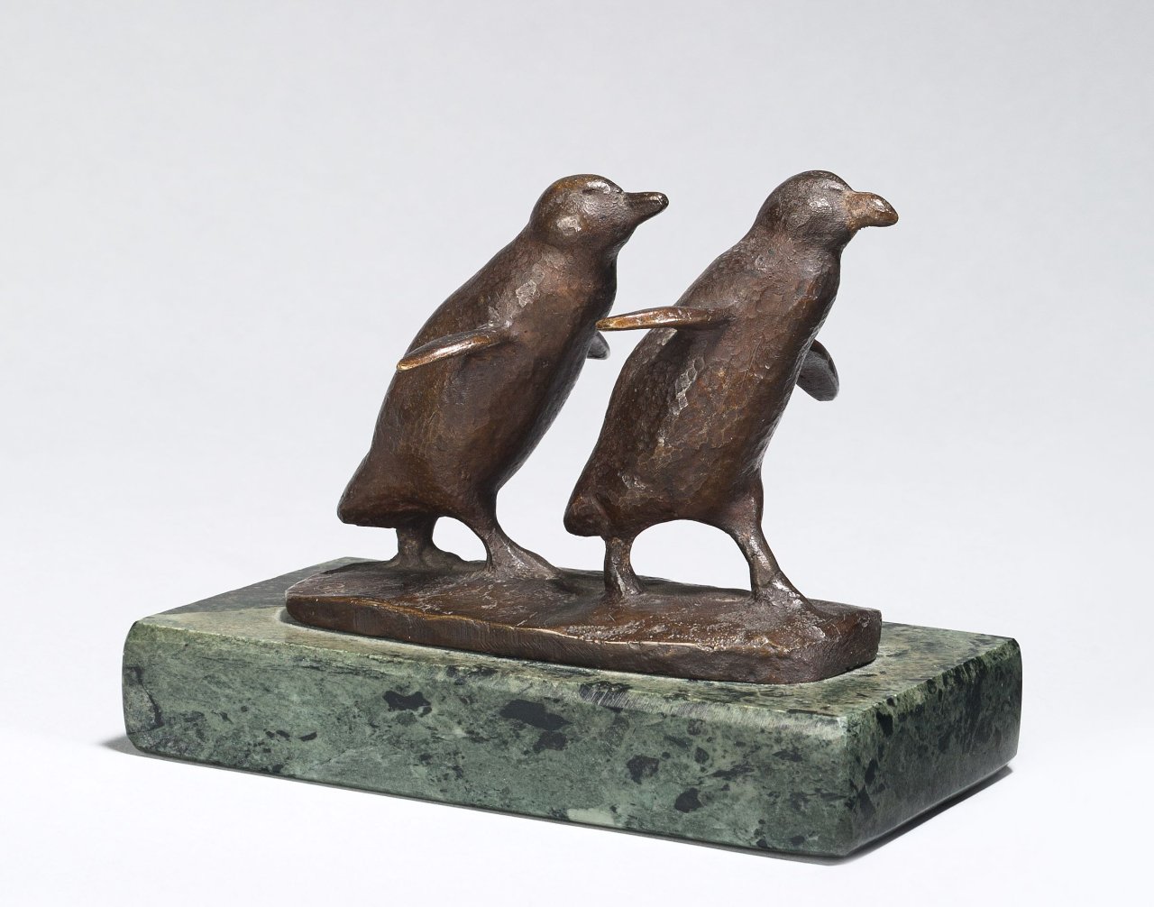 This picture shows the following artwork: August Gaul. ”Zwei laufende Pinguine”. 1911.