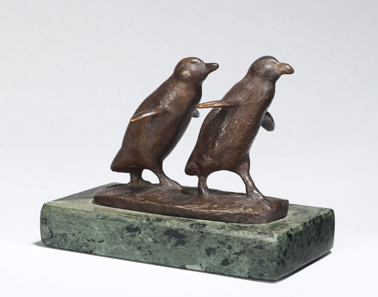This picture shows the following artwork: August Gaul. ”Zwei laufende Pinguine”. 1911.