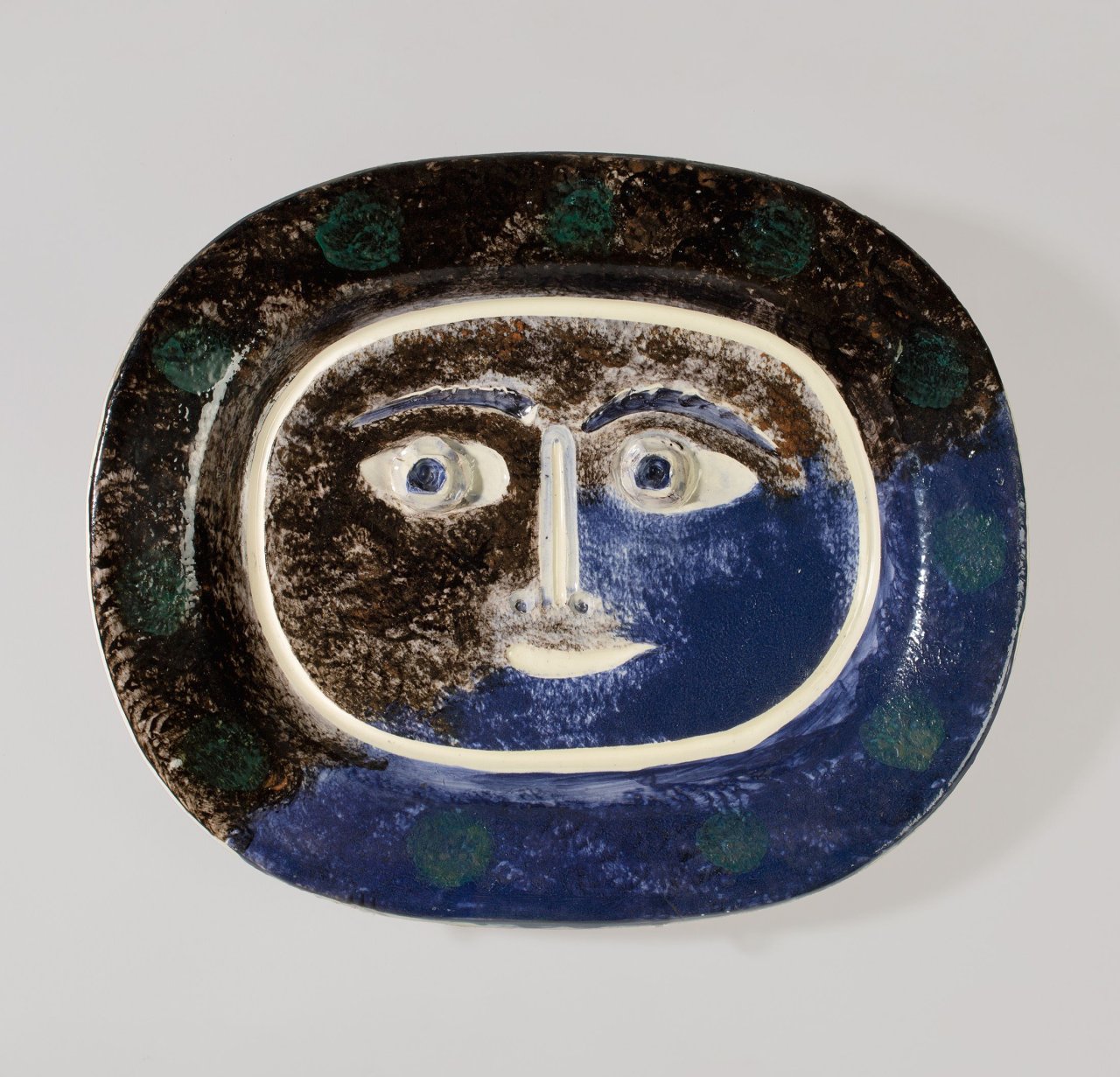 Auf diesem Bild ist das folgende Kunstwerk zu sehen: Pablo Picasso. „Brown/blue face“. 1947.